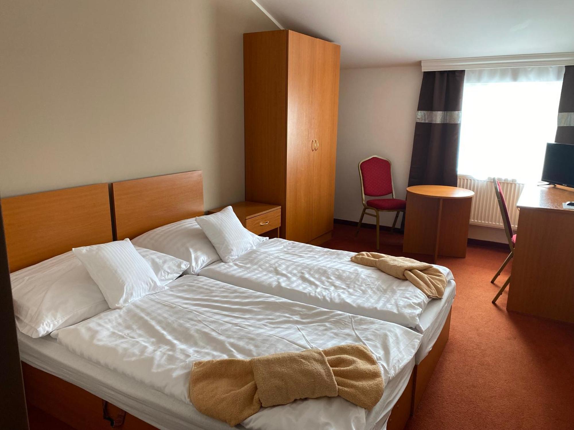Hotel Cerny Orel Zatec 외부 사진